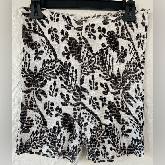 Free People white and black patterned stretchy smocked bike style shorts; size L - Picture 1 of 4